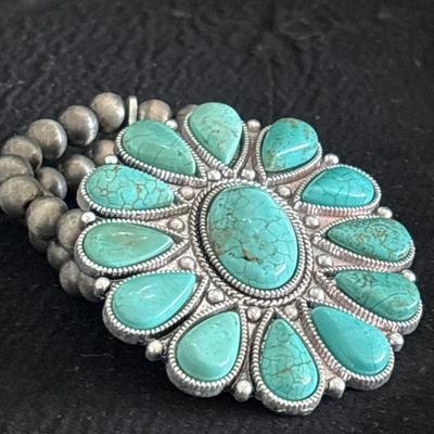 Turquoise flower stone on beaded stretchy bracelet
