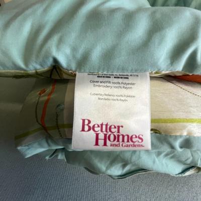 Better Homes and Garden Bedspread 82x90, Pillow and 2 Pillow Shams