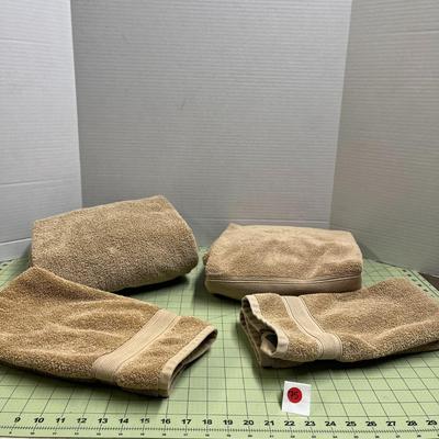 Tan Kenneth Cole Reaction Towel Set - 2 Bath towels and 2 Hand Towels