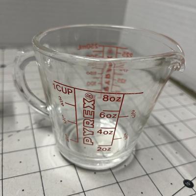 PYREX Liquid Measuring Cups - Set of two