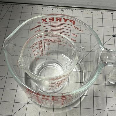 Pyrex Liquid Measuring Cups - Set of two