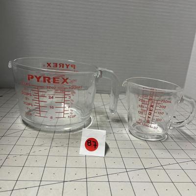 Pyrex Liquid Measuring Cups - Set of two