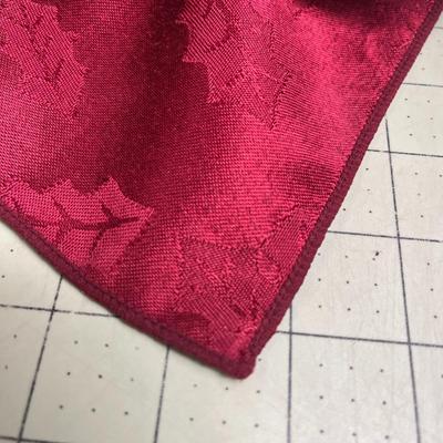Red Silky Foliage Tablecloth - 102x57 