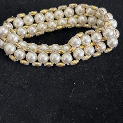 Pearl tone and gold tone beaded stretchy bracelet