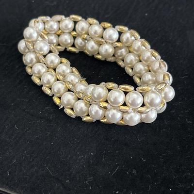 Pearl tone and gold tone beaded stretchy bracelet