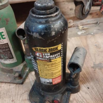 STOOL ON CASTORS AND TWO HYDROLIC JACKS