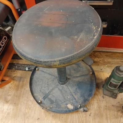 STOOL ON CASTORS AND TWO HYDROLIC JACKS