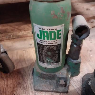 STOOL ON CASTORS AND TWO HYDROLIC JACKS