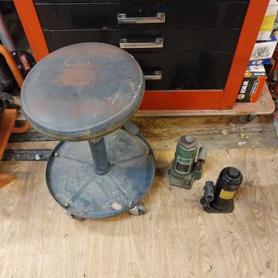 STOOL ON CASTORS AND TWO HYDROLIC JACKS