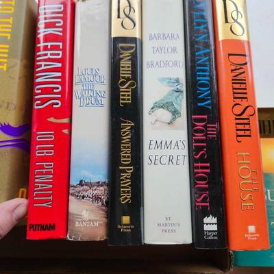 Fiction Hardback book lot including DaniellecSteel and Higgins Clark