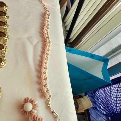 Mixed jewelry lot, some Vintage