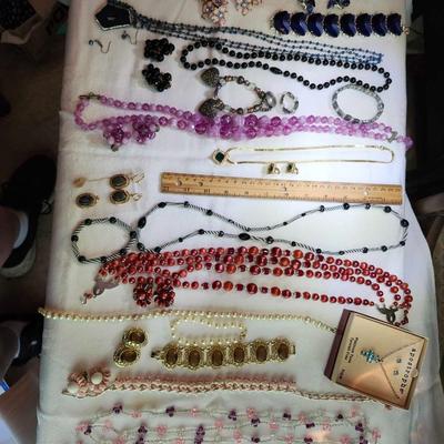 Mixed jewelry lot, some Vintage
