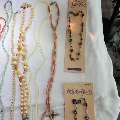 Mixed jewelry lot, some Vintage