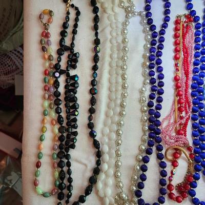 Mixed jewelry lot, some Vintage