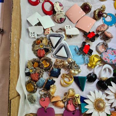 Earring Jewelry lot, mostly clip on, Some Vintage