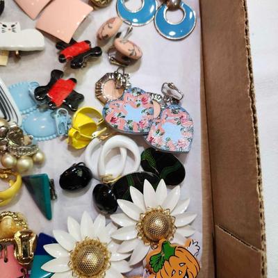 Earring Jewelry lot, mostly clip on, Some Vintage