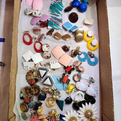 Earring Jewelry lot, mostly clip on, Some Vintage