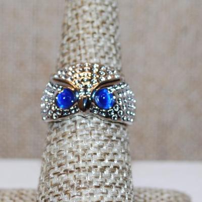 Size 7¼ Blue Eyed Owl Ring on a Shimmering Silver Tone Band (5.0g)