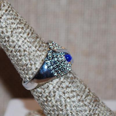 Size 7¼ Blue Eyed Owl Ring on a Shimmering Silver Tone Band (5.0g)