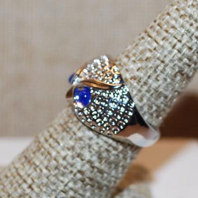 Size 7¼ Blue Eyed Owl Ring on a Shimmering Silver Tone Band (5.0g)