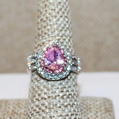 Size 7¾ Pink Pear Cut Center Stone Ring with Clear Stones Sides and Surrounds on a Silver Tone Band (5.7g)