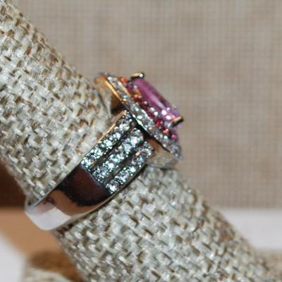 Size 7¾ Pink Pear Cut Center Stone Ring with Clear Stones Sides and Surrounds on a Silver Tone Band (5.7g)