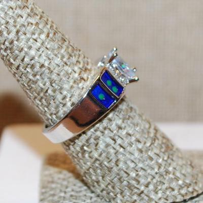 Size 7½ Single Oval Clear Stone Ring with Blue/Green Side Rectangular Panels on a Silver Tone Band (5.7g)