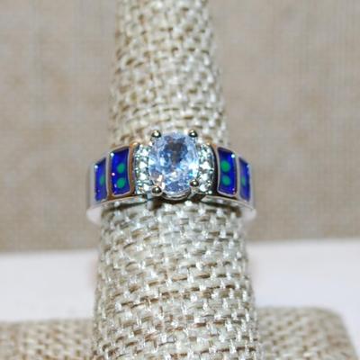 Size 7½ Single Oval Clear Stone Ring with Blue/Green Side Rectangular Panels on a Silver Tone Band (5.7g)