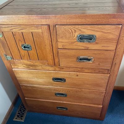 LOT 1X: Young Hinkle Bedroom Furniture Set