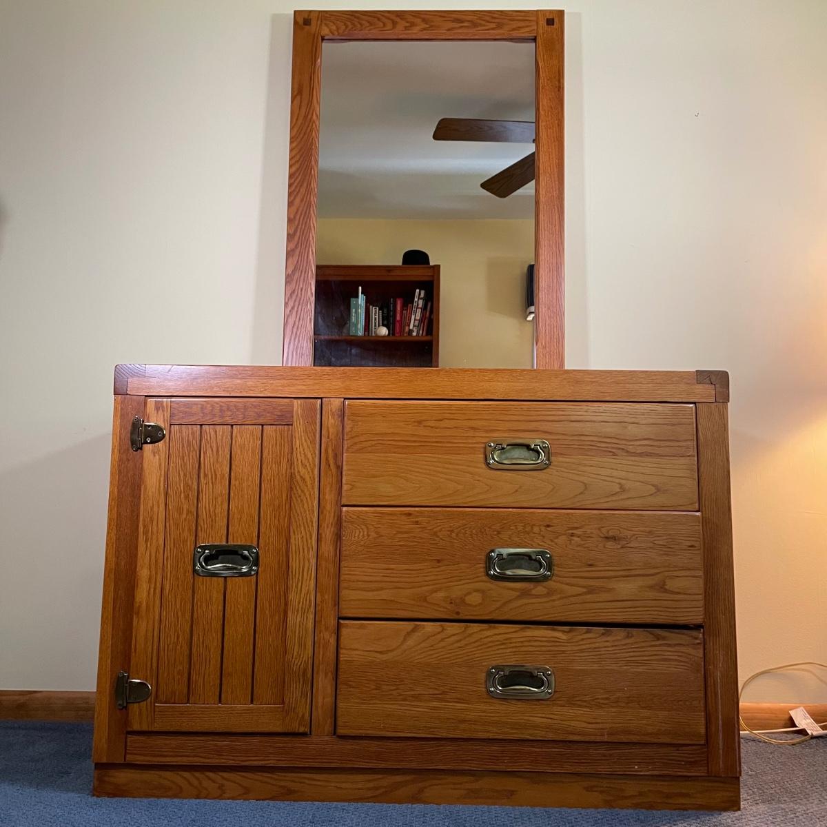 LOT 1X Young Hinkle Bedroom Furniture Set