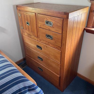 LOT 1X: Young Hinkle Bedroom Furniture Set