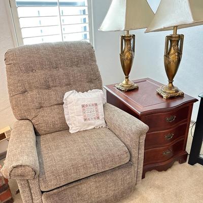 Recliner side table & pair of lamps