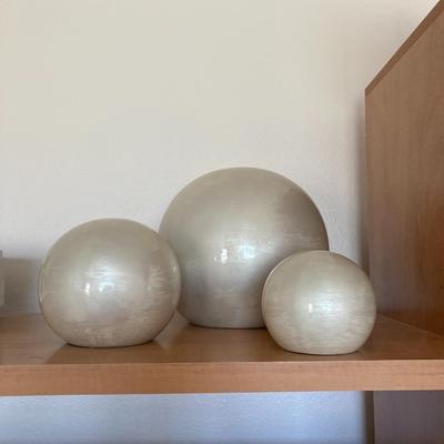 Set of 3 Pearl Globes Decor