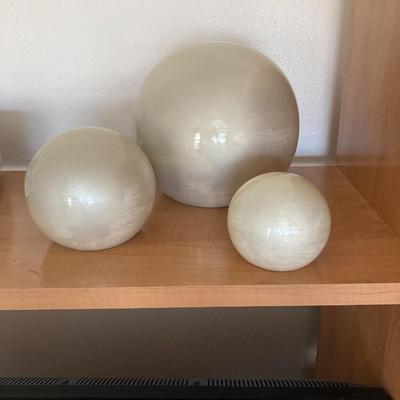 Set of 3 Pearl Globes Decor