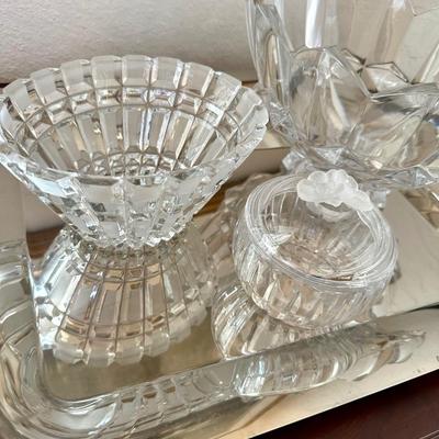 Occasional table and decorative crystal, lamp & art