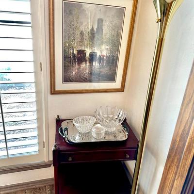 Occasional table and decorative crystal, lamp & art