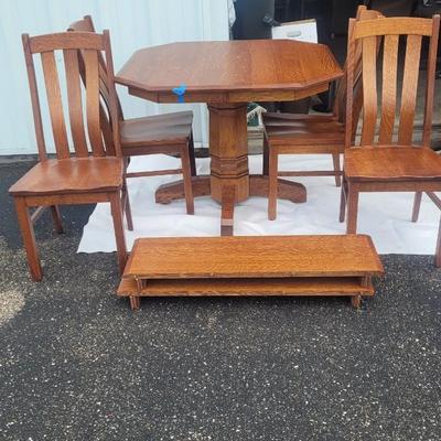 Dining room table w leaves and 4 chairs