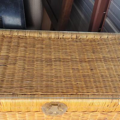 Wicker storage chest with glass top