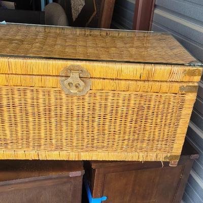 Wicker storage chest with glass top