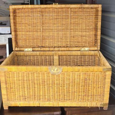 Wicker storage chest with glass top