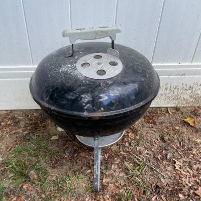 LOT 78S: Grilling Essentials! Weber Grill, E Z Que, Tongs & More