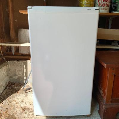LOT 176 G: Sanyo Miniature Household Refrigerator: Model # SR-367N