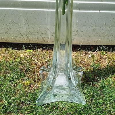 LOT 233F: Metal Decor w/ Shabby Chic Style Lamp & Eiffel Tower Vase