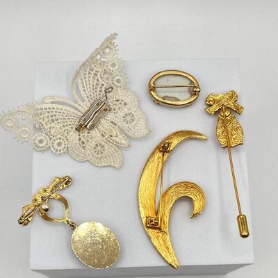 LOT 303J: Vintage Hat Pin and Brooches/Pins