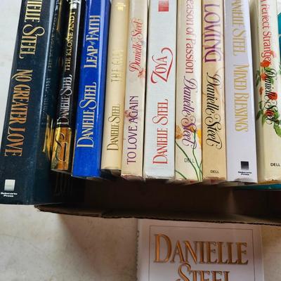 Hardback fiction book lot including Danielle Steel