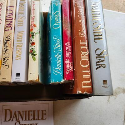 Hardback fiction book lot including Danielle Steel