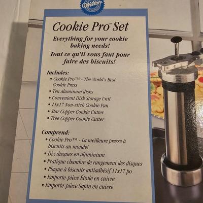 Assorted Baking Pans, Trays & More (G-JS)
