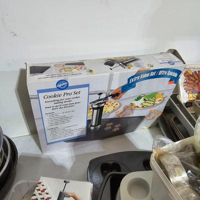 Assorted Baking Pans, Trays & More (G-JS)