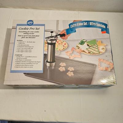 Assorted Baking Pans, Trays & More (G-JS)
