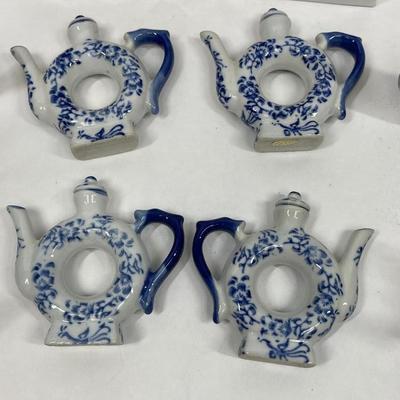 8 Silvestri Blue & White Ceramic NAPKIN RINGS teapot shaped Delft blue willow like